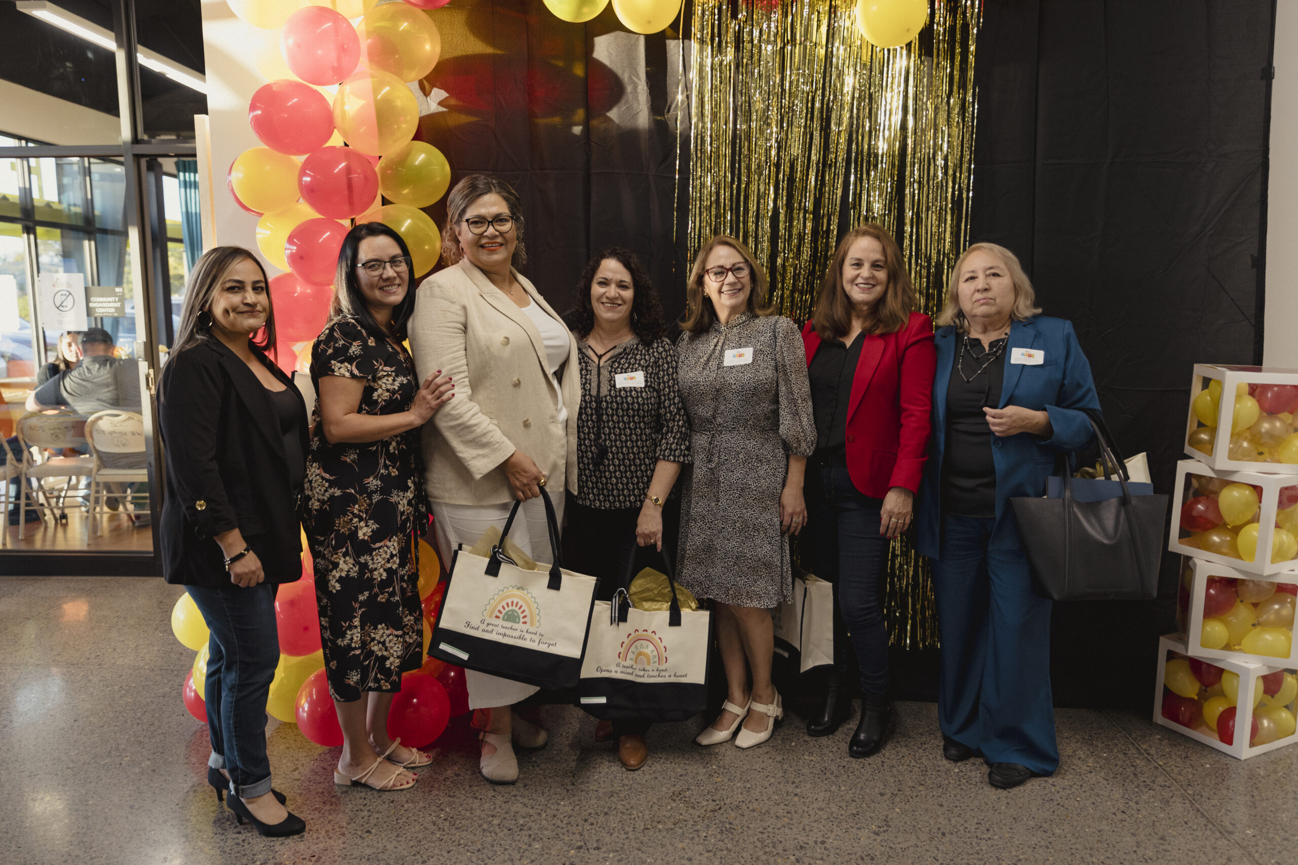 A group photo with all Educadores RISE graduates with balloons in the background